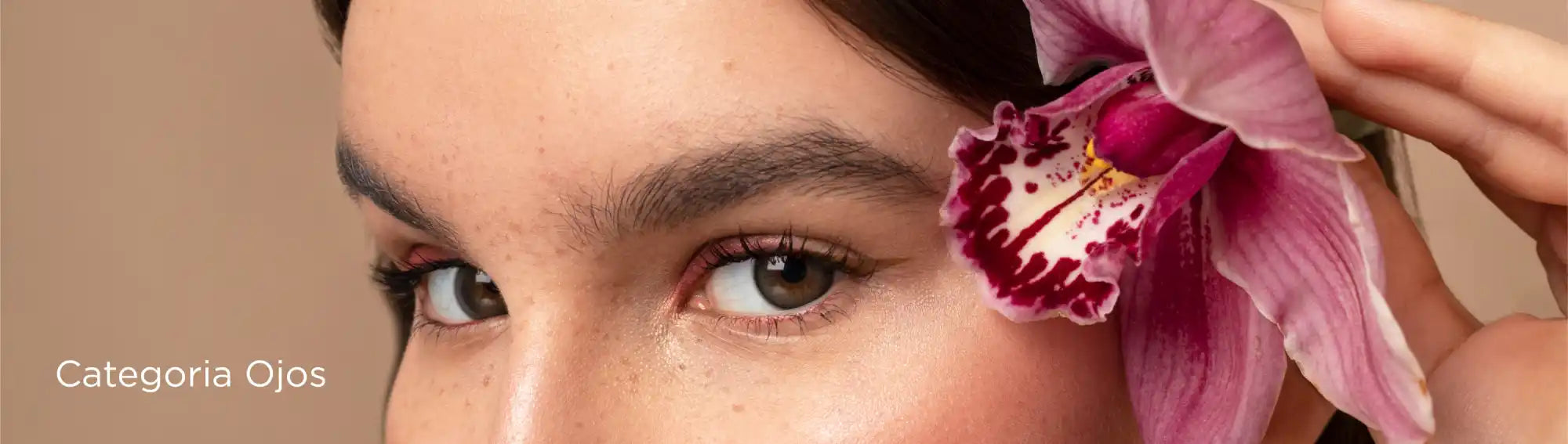 Cara de mujer con orquídea.